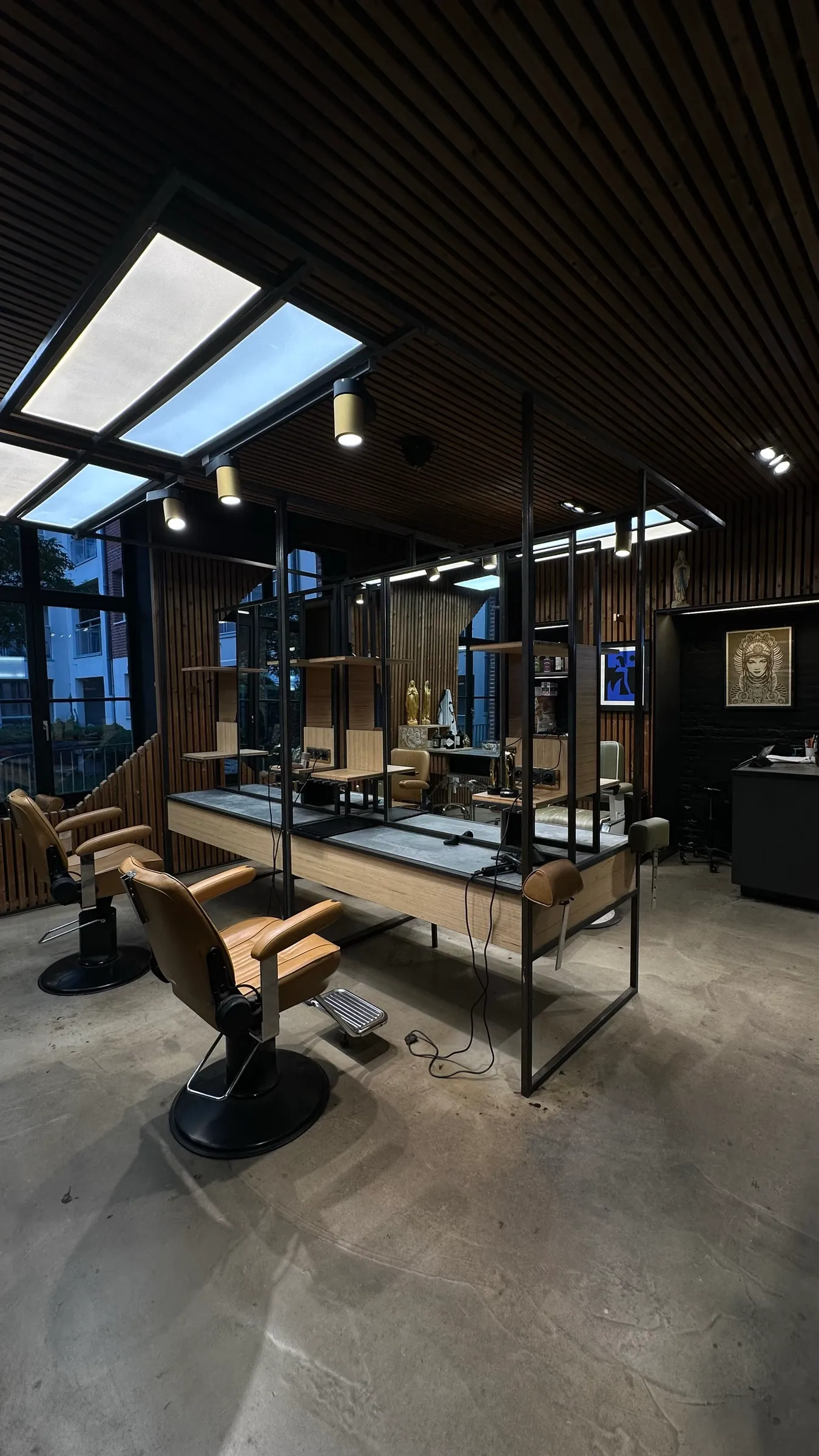 Le salon BEAU vu depuis l'entrée, fauteuils en cuir et lambris de bois