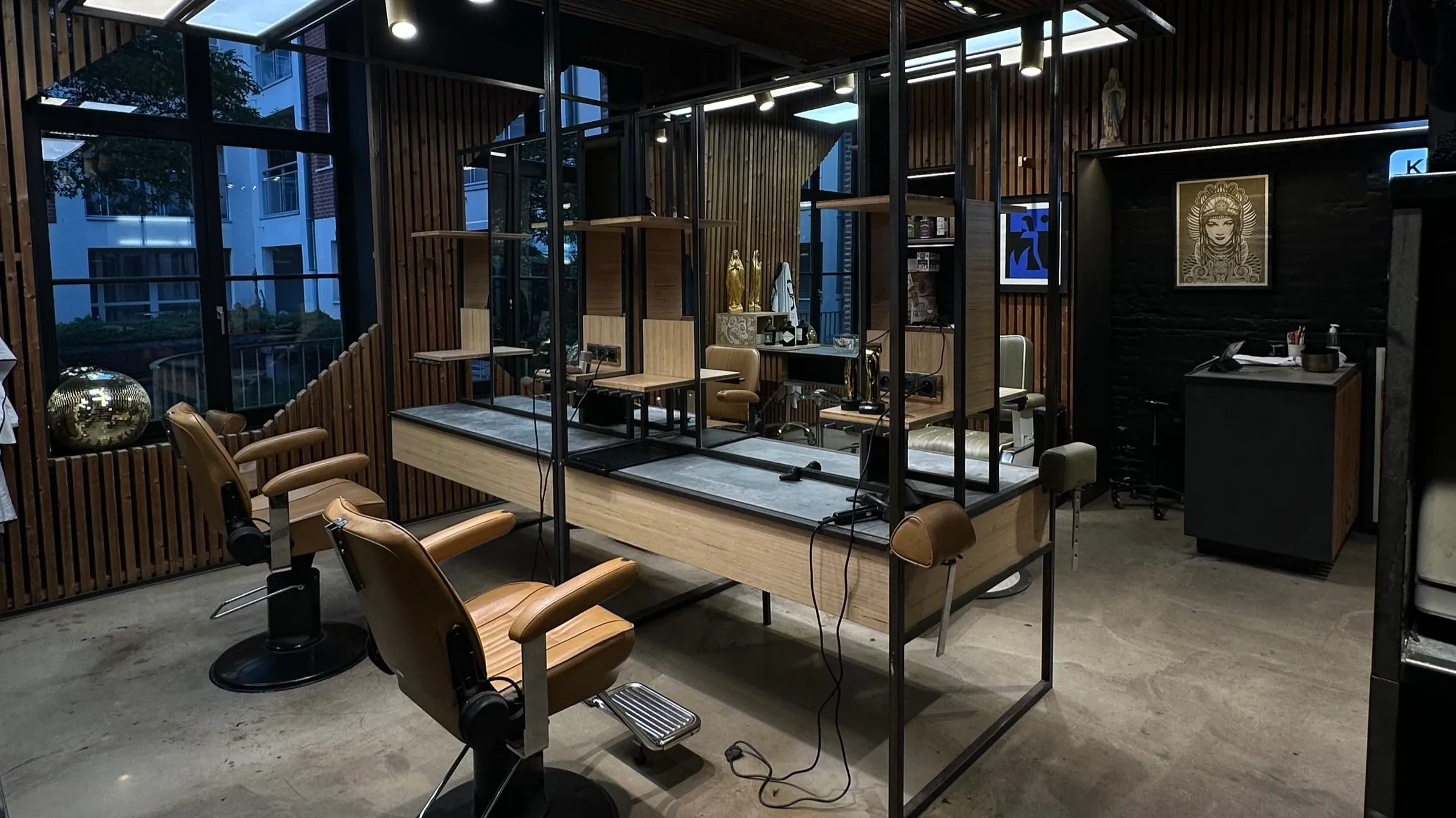 Postes de coupe sous la verrière du salon BEAU à Lille