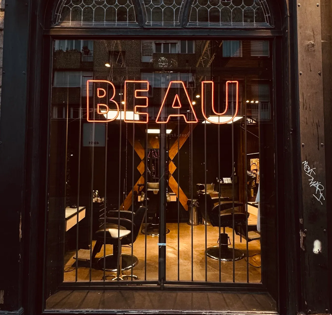 Vitrine de BEAU, barbier rue Basse à Lille, avec son néon rouge