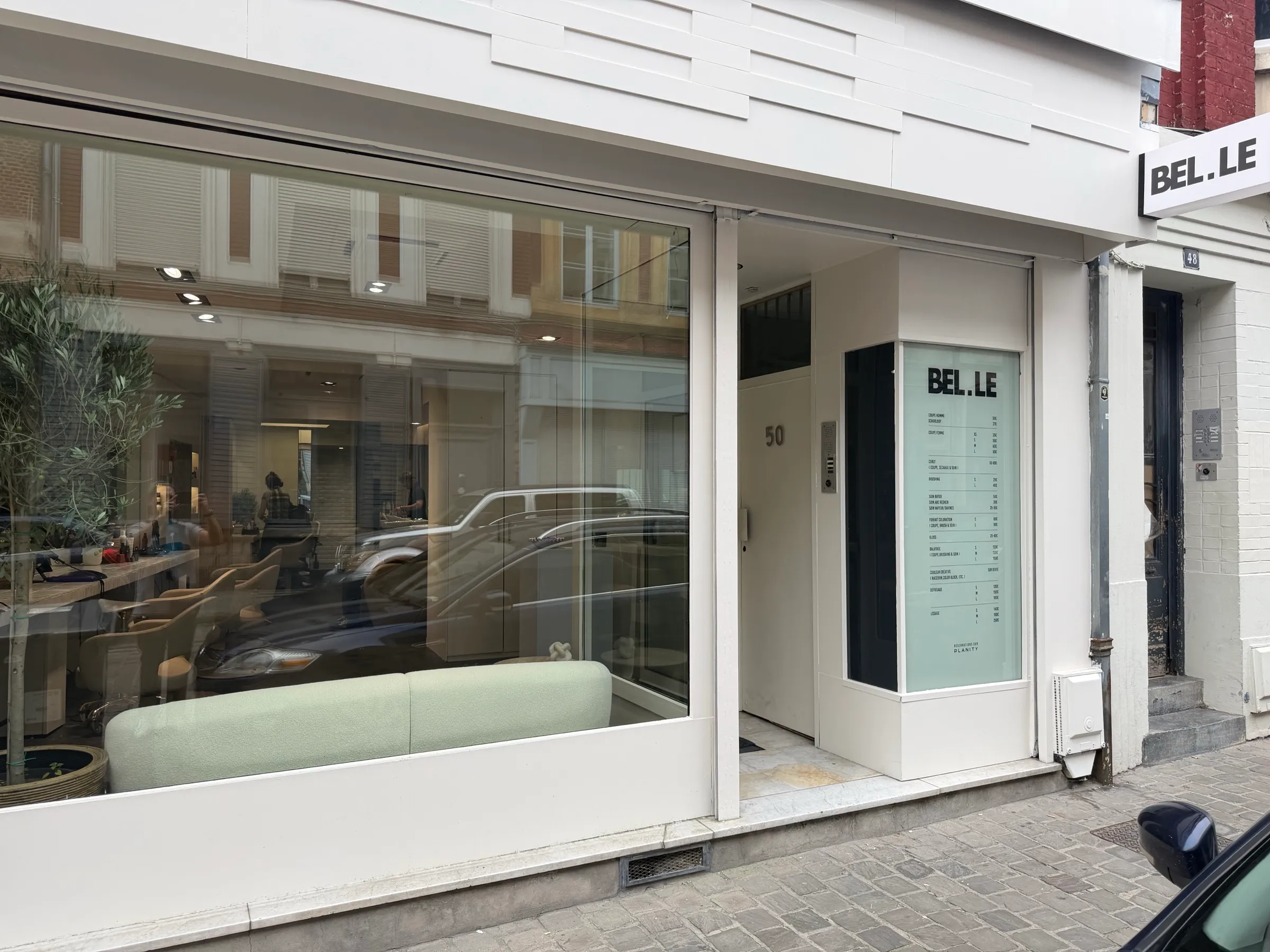 Façade blanche de BEL.LE au 50 rue de Saint André, Lille, avec son enseigne